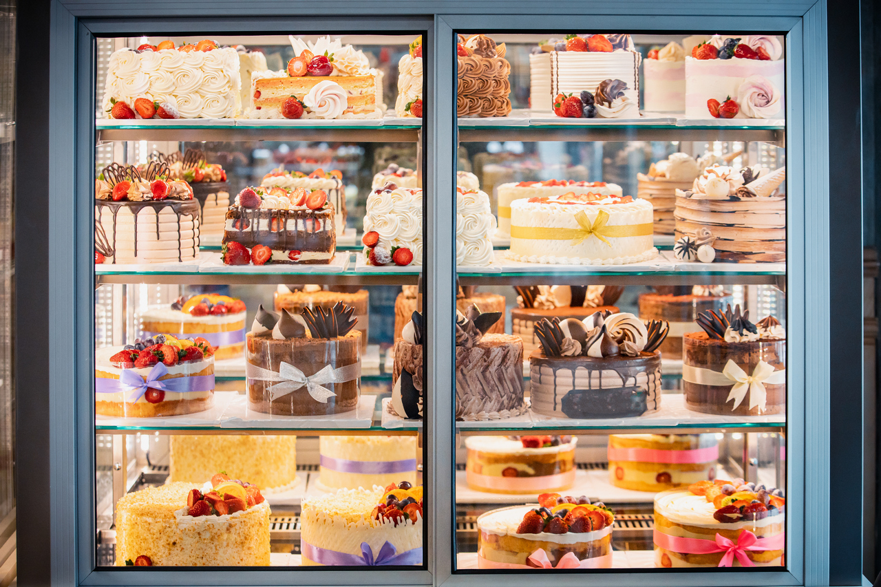 Miért érdemes üvegajtós hűtőt vásárolni? – A praktikum és esztétika találkozása